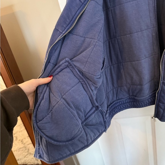 Forever 21 Women’s Navy Puffer Jacket - Picture 4 of 6